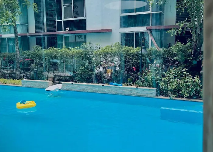 Spacious Pool View In Near Night Market بانكوك
